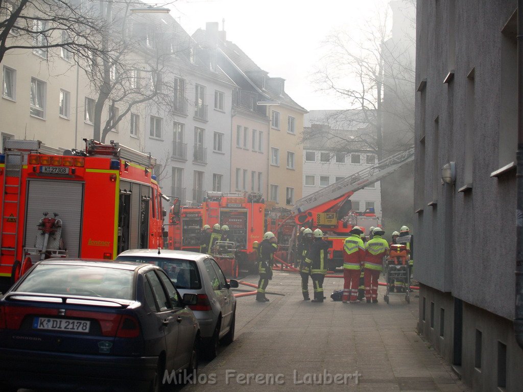 Dachgeschossbrand Koeln Muelheim Duennwalderstr  014.JPG